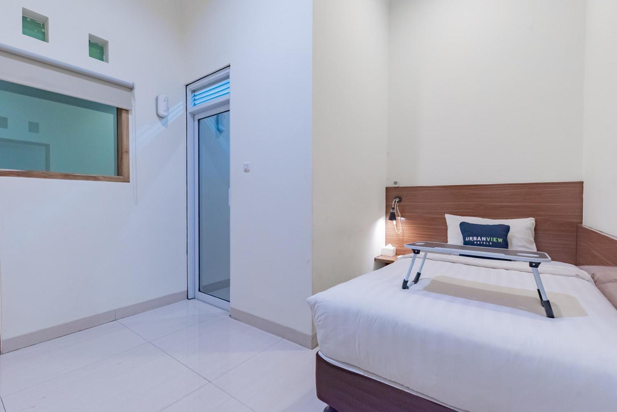 Urbanview Darmo Residence Bandung Exterior foto