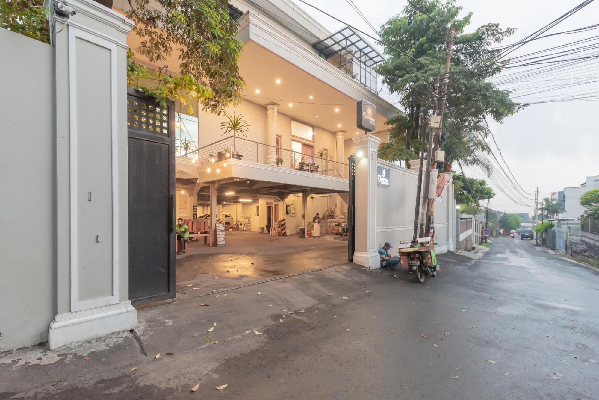 Urbanview Darmo Residence Bandung Exterior foto