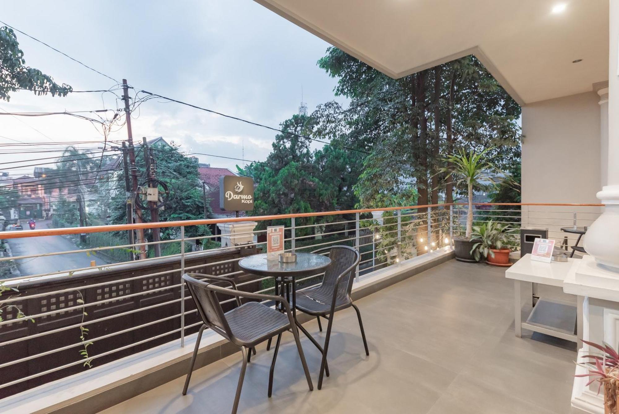 Urbanview Darmo Residence Bandung Exterior foto